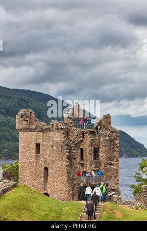 Tour de subvention, le château d'Urquhart, le Loch Ness, Inverness-shire, Scotland, UK Banque D'Images