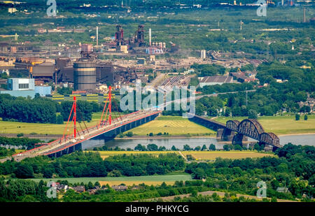 Photo aérienne, vue de l'ouest sur le Rhin pour le district Beeckerwerth à Duisburg, Rhin arch avec pont de chemin de fer pont de chemin de fer et Haus-Knipp Banque D'Images