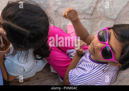 Cute little Girl with sunglasses manger une délicieuse crème glacée Banque D'Images