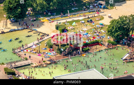 Photo aérienne, vue aérienne de la piscine naturelle Mülheim-Styrum, rouge toboggan, piscine extérieure avec piscine extérieure sur le dernier jour de hol Banque D'Images