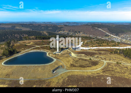 Ettelsberg avec Tour Ettel, Hochheideturm, lac Ettelsberg, Landgasthof Osterseen Hut, ambiance auberge de montagne à l'arrêt de téléphérique, à Willingen en Hesse. Willinge Banque D'Images