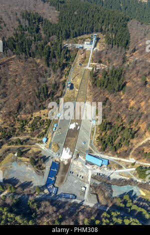 Mühlenkopf saut à ski avec de la neige de printemps qui reste à Willingen en Hesse. Willingen (Upland), Landkreis Waldeck-Frankenberg en Hesse' Hessen, Allemagne, Banque D'Images