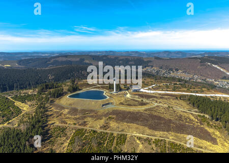 Ettelsberg avec Tour Ettel, Hochheideturm, lac Ettelsberg, Landgasthof Osterseen Hut, ambiance auberge de montagne à l'arrêt de téléphérique, à Willingen en Hesse. Willinge Banque D'Images