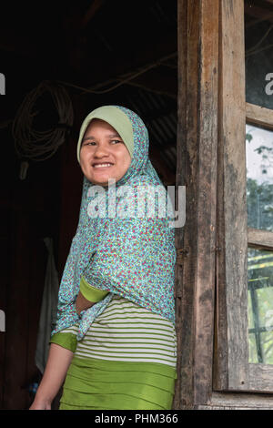 Jeune femme musulmane à Loh Liang, Parc National de l'île de Komodo, Indonésie Banque D'Images