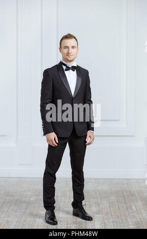 Young man in tuxedo à à l'intérieur de l'appareil photo Banque D'Images
