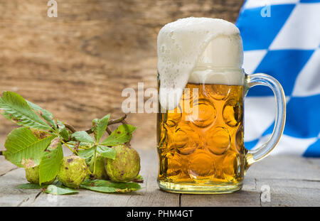 Grand verre rempli de Bavarian Lager beer Banque D'Images