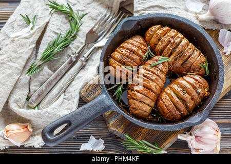 Poêle avec pommes de terre rôties et de romarin. Banque D'Images