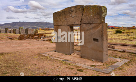 La Puerta del Sol (Porte du Soleil) du Kalasasaya, au site archéologique de Tiwanaku, près de La Paz, Bolivie. Banque D'Images