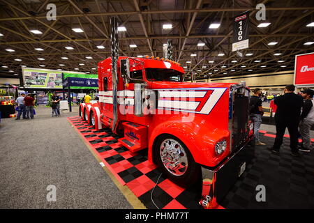 Un rouge et blanc KENWORTH W900 semi truck id affichée à la Great American Truck Show 2018 à Dallas, Texas, USA. Banque D'Images