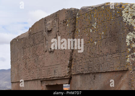 Close-up of des sculptures en pierre et des reliefs sur la Puerta del Sol (Porte du Soleil), au site archéologique de Tiwanaku, près de La Paz, Bolivie. Banque D'Images