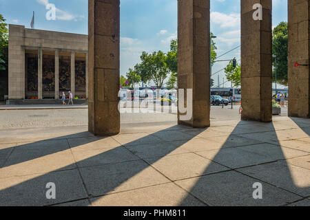 Vue d'une rue à Düsseldorf, Allemagne à partir d'un vieux bâtiment avec ombres projetées par les piliers sur une journée ensoleillée. Banque D'Images