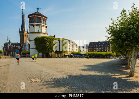 La dernière course coureurs tour Musée maritime le long d'une voie pavée à Düsseldorf, Allemagne. Banque D'Images