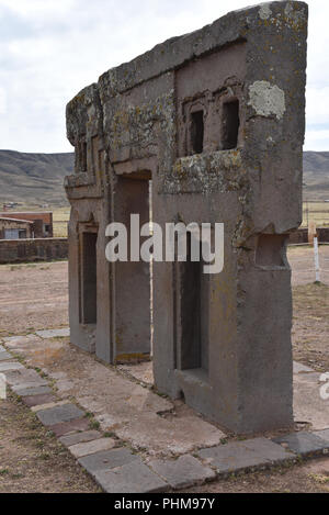 La Puerta del Sol (Porte du Soleil) du Kalasasaya, au site archéologique de Tiwanaku, près de La Paz, Bolivie. Banque D'Images