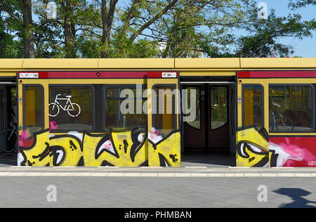 Les graffitis, U-Bahn, Neukölln, Berlin, Deutschland Banque D'Images