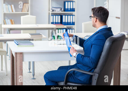 Young handsome businessman employé travaillant en fonction à 24 Banque D'Images