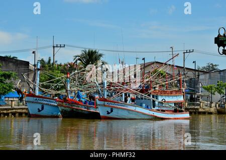 Bateaux de pêche amarré au port de poisson Thaïlande Pattani Banque D'Images