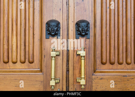 Têtes de sphinx à l'entrée porte en bois Banque D'Images