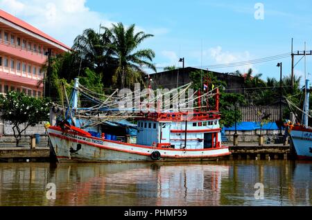 Bateaux de pêche amarré au port de poisson Thaïlande Pattani Banque D'Images