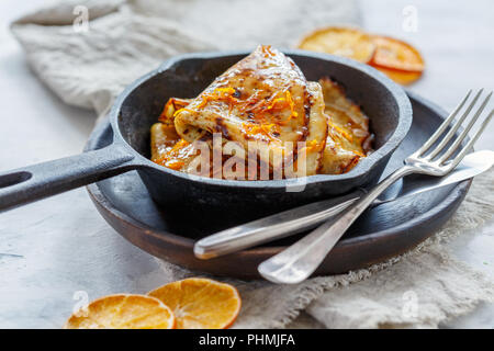 Crêpe Suzette à l'orange. Banque D'Images