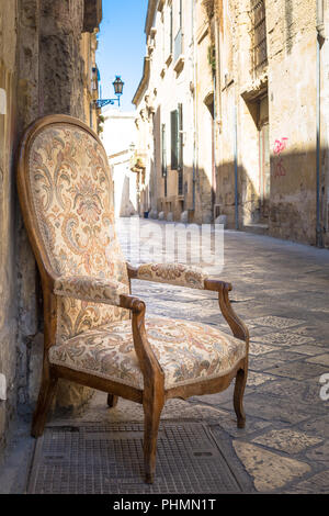 Vieille chaise dans une rue traditionnelle de Lecce, Italie. Banque D'Images