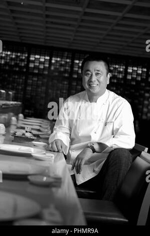 Nobu Matsuhisa est assis au comptoir de son restaurant dans le centre de Tokyo, Japon le 10 juillet 2008. Banque D'Images