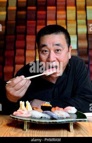 Nobu Matsuhisa est assis au comptoir de son restaurant dans le centre de Tokyo, Japon le 10 juillet 2008. Banque D'Images