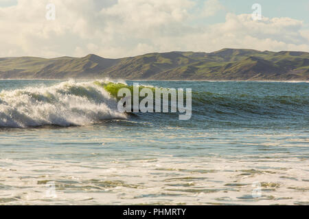 Plage de Surf Raglan légendaire - Manu Bay Banque D'Images