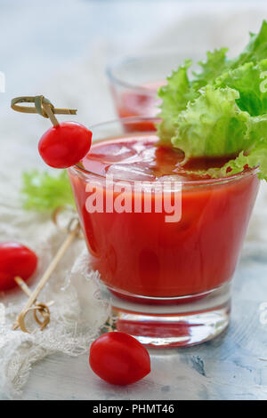 Parc naturel du jus de tomates dans un verre. Banque D'Images