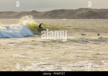 Plage de Surf Raglan légendaire - Manu Bay Banque D'Images