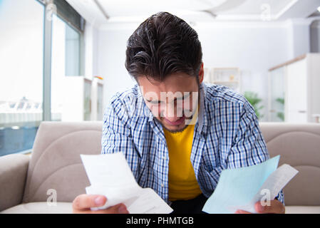 L'homme en colère contre les projets de loi qu'il a besoin de payer Banque D'Images