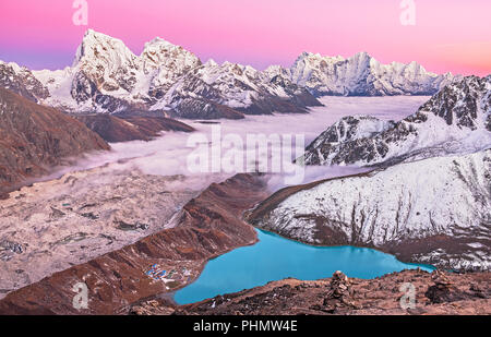 Beauté de la nature concept : Himalaya Mountains au coucher du soleil. Vue du Gokyo Ri (5357 m). Banque D'Images
