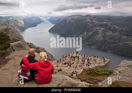 Groupe de touristes profiter de vues à couper le souffle de Preikestolen rock. Preikestolen rock cliff est l'un des plus populaires attractions touristiques Banque D'Images