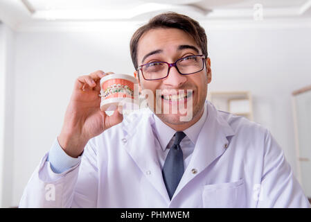 Funny dentiste avec des dents à l'hôpital modèle Banque D'Images