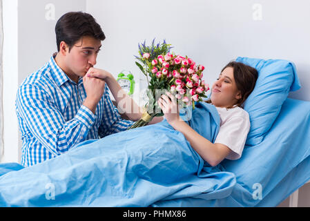 Prendre soin mari aimant visiter femme enceinte à l'hôpital Banque D'Images
