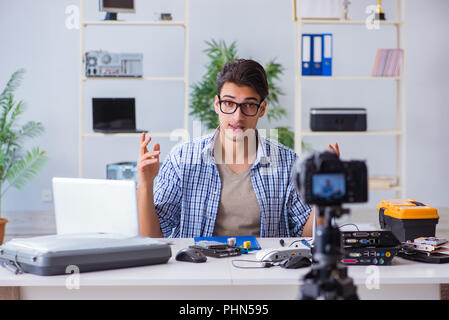 Réparation d'ordinateur d'enregistrement Vlogger sur appareil photo pour blog vlog Banque D'Images