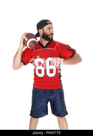 Un joueur de football dans son jersey de lancer la balle Banque D'Images