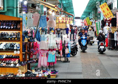 KAOHSIUNG, TAIWAN -- 18 août 2018 : Le marché touristique Hua Nan vend principalement des vêtements et des chaussures à prix abordable pour les enfants et les jeunes. Banque D'Images