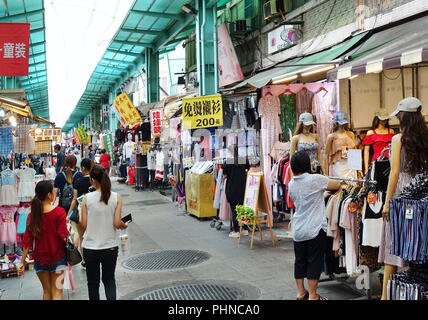 KAOHSIUNG, TAIWAN -- 18 août 2018 : Le marché touristique Hua Nan vend principalement des vêtements et des chaussures à prix abordable pour les enfants et les jeunes. Banque D'Images