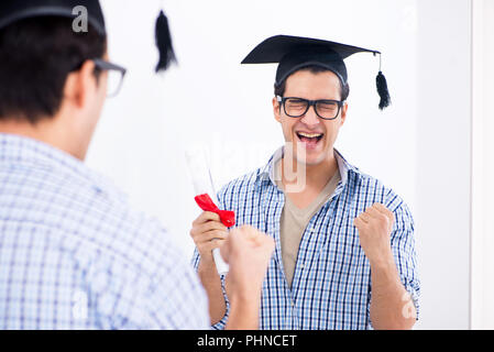 Jeune étudiant, l'obtention du diplôme de planification discours in front of mirror Banque D'Images