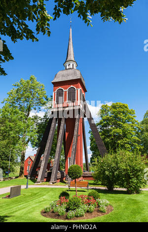 Beffroi en bois dans un jardin de l'église Banque D'Images