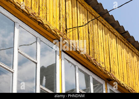 Partie de l'ancien peint à la peinture jaune avec des câbles de puissance Banque D'Images