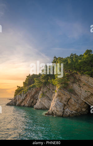 Coucher de soleil sur les falaises de Petrovac Banque D'Images