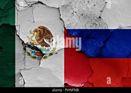 Drapeaux du Mexique et de Russie peint sur mur fissuré Banque D'Images