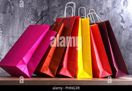 Composition avec des sacs de papier coloré. Banque D'Images