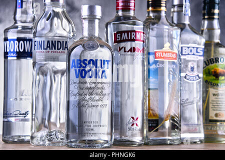 Plusieurs bouteilles de vodka de marques mondiales Banque D'Images