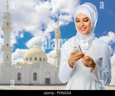 Jeune femme musulmane sur fond de la mosquée Blanche Banque D'Images