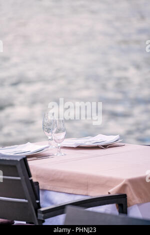 Restaurant en plein air table au bord de l'eau Banque D'Images