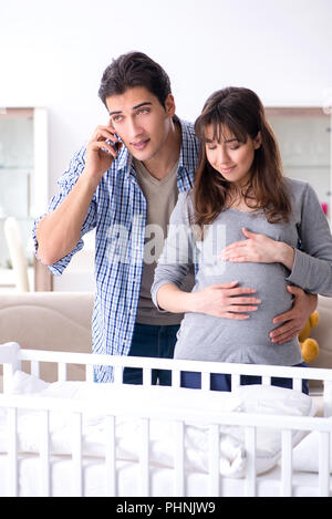 Les jeunes parents attendent leur premier bébé Banque D'Images