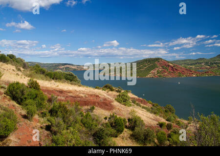 De couleur rouge, les dépôts permiens "ruffes', les sédiments argilo-riche en oxyde de fer, près du Lac du Salagou, dans le sud de la France Banque D'Images