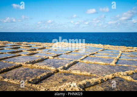 Les étangs d'évaporation de sel sur l'île de Gozo, Malte Banque D'Images